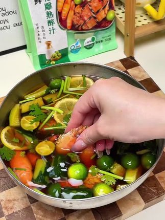 江浙沪人的夏天怎么能少得了这个冷泡花雕熟醉虾呢!做法简单味道一点也不输饭店#熟醉虾 #懒人美食 #凉拌菜 #太好吃了 #夏日必备