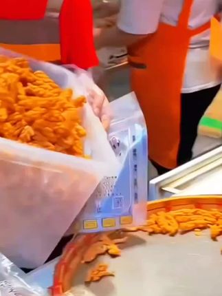 童年味小麻花 天呐,居然收到整整100根香酥小麻花,这份快乐直接要溢出来啦!每根都是独立小包装,真的超贴心,揣兜里出门或者在家吃都干净又方便。口味还特别多,甜的咸的换着来,天天吃都不觉得单调。不管是瘫在沙发上追新更的剧,还是午后配杯茶放松,抓上几根嚼一嚼,那嘎嘣脆的口感一下子就拉回小时候,全是满满的童年回忆!#宅家小零食#童年味小麻花#嘎嘣脆零食#独立包装小零食@DOU+上热门@上热门@热点宝