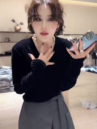 设计感轻奢秋季长袖V领T恤女2025新款秋季显瘦简约气质时尚上衣#简约穿搭 #优雅气质 #气质范 #高级感穿搭 #气质穿搭@DOU+好生意 @DOU+上热门 @DOU+小助手
