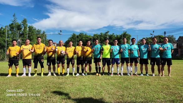 #真实生活分享计划
庄园真草 爱足球男人的快乐…
踢球的人有人追吗?
有,每次一拿球都好几个人追😄