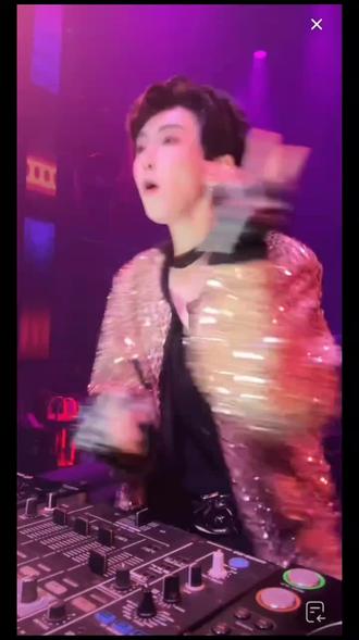 為什麼晚上總是有星星
為什麼你的眼睛總是亮晶晶
希宝每晚總是亮晶晶@白羽希💠
#我的爱播 #女生帅起来 #全场嗨起来
#一點點 #dj演出现场