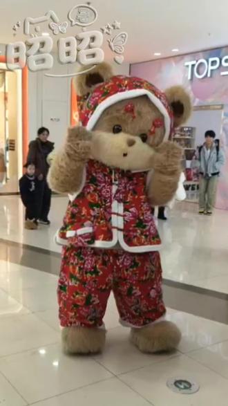 一言不合就趴倒,一言不合就喂娃,一言不合就开跳🤭@暴暴熊BOOM BEAR. #暴暴熊 #也太可爱了吧 #商场随拍