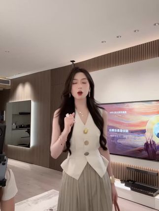 复古条纹老钱风修身V领马甲背心+静奢条纹褶皱设计垂感休闲裤套装#,#夏季气质穿搭 #套装背心休闲裤#老钱风穿搭 #女神穿搭