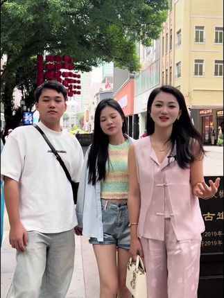 老谭也很喜欢吃,这款五指毛桃盐焗鸡很香,很入味,很有嚼劲,那个皮QQ弹弹的真好吃。#盐焗鸡 #颜颜#笑笑姐#盐焗鸡 #超好吃