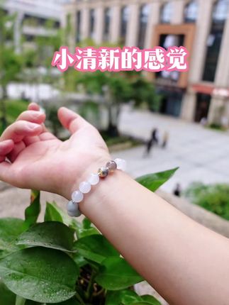 小清新的感觉来了 不知道怎么搭配的时候就少用颜色重的材质, 这串刚刚好,白玛瑙、磨砂的海蓝宝、烟紫玛瑙、银饰,还有刻面的发晶💰💰💰#云上琅声 #天然水晶 #美爆了 #性价比超高 #