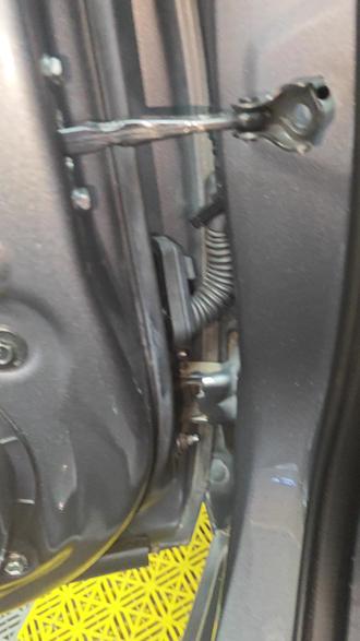 日产轩逸右后玻璃不会升降,拆开左前门发现改装的一键升窗跟后视镜折叠模块,查阅分析电路图,拿捏,人为故障,最为致命!#汽车电路维修 #汽车维修 #汽车玻璃升降故障 #人为故障最为致命