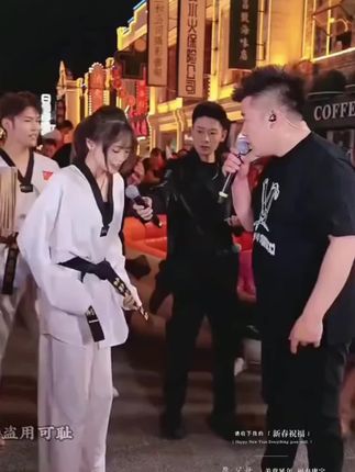 #上热门 跆拳道黑带美女带队挑战木森大舞台 木森提议掰手腕,看谁更胜一筹,没想到遇上高手了#木森大舞台#一只鱼袜子 #防臭袜 #抗菌袜 #木森