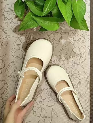 姐妹们快来试试这双超舒服的玛丽珍小单鞋吧!它采用平跟设计,穿上脚很舒服,一点都不会磨脚。而且它是百搭款式的鞋子,无论是搭配短裤、裙子还是牛仔裤都很好看,非常适合日常出行的时候穿。同时它的质量也很好,穿着透气又舒服,喜欢的朋友们千万不要错过了!#好物推荐 #氛围感 #穿搭 #美出高级感 #ootd穿搭