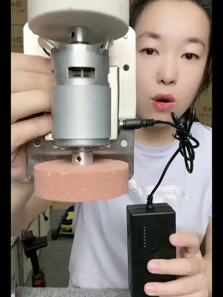 #小型砂轮机。