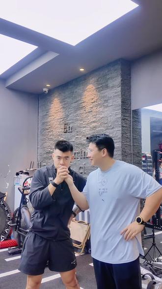 爆师傅专访|国内首位彪破60的HYROX运动员 很荣幸可以采访到@爆师傅60 分享他的备赛心得,希望对正在备战上海@HYROX健身跑 的小伙伴们有帮助到哦🥳🥳
#hyrox #hyrox上海 #抖音运动班
