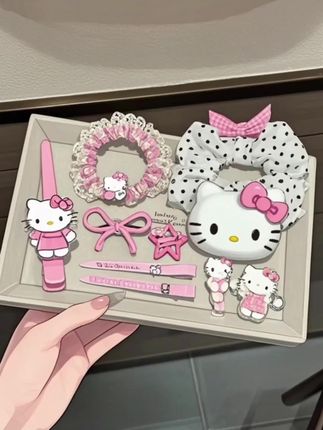 真的好喜欢这个小猫咪的发夹啊!它做的是这种鸭嘴夹的设计,就很方便佩戴,而且夹得很紧,我坐也不会硌得脑袋疼。平时洗脸的时候就可以把它夹到耳边去,做饭的时候呢就把它夹到后面去,真的是太可爱了,关键是价格还很便宜,姐妹们赶紧去薅一单吧!#卡通图案 #少女心爆棚 #种草 #爱了爱了 #发饰发夹