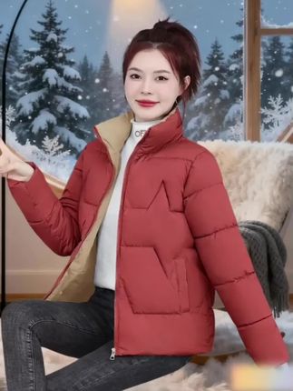 宝子们,时尚短款棉服来咯! #秋冬生活图鉴#冬季必备宝子们~这款超级划算的棉服来啦~她清新的设计,俏皮又减龄,慵懒显瘦好好搭配,时尚的立领设计~防风更保暖,搭配短跟裙牛仔裤都好看、多种色温婉搭配,打造当季女神范~喜欢的姐妹赶紧入吖!#简单大方时尚款#爆款热卖中#棉服也能穿出时尚感