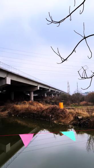 #热门 武汉都市圈环线高速公路以武汉为核心,覆盖黄石、鄂州、孝感、仙桃、黄冈、咸宁、天门、潜江等周边八个城市。通车后,将填补武汉都市圈“西向跨江通道”的空白,同时直接串联黄陂临空经济区、新洲阳逻港、鄂州葛店开发区、江夏经济开发区等四大产业园区,以及木兰文化旅游区、道观河生态旅游区等五大文旅景区。武汉都市圈环线黄陂至新洲段(红安段)项目路线全长约66.1km,其中红安县境内路线长约6.227km,桥梁6座,并设双喇叭互通1处,为太平桥互通,与G230相接。
武汉六环红安段建设正加速推进,双柳长江大桥已然建成。它与武汉都市圈环线相连,2026年3月通车后将直通红安县太平桥镇。