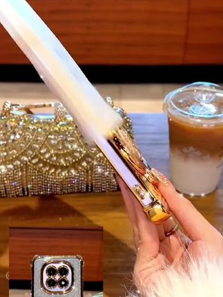 OPPOA5该用的手机壳!就这么一卡一扣,氛围蹭一下就来了。四角气囊设计,怎么摔也摔不坏。它的支架,调节九十度,你竖放刷视频办公也可以横放轻松追剧#创意手机壳 #潮牌手机壳 #好物分享
