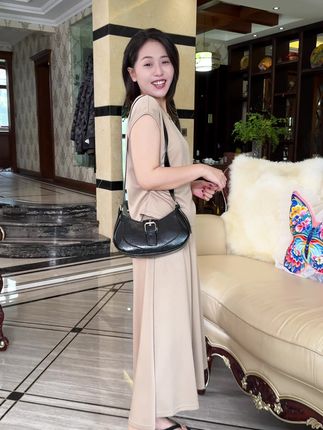今年贼流行的法棍包,可合适了姐妹们赶紧安排#高级感包包 #腋下包 #夏季新款