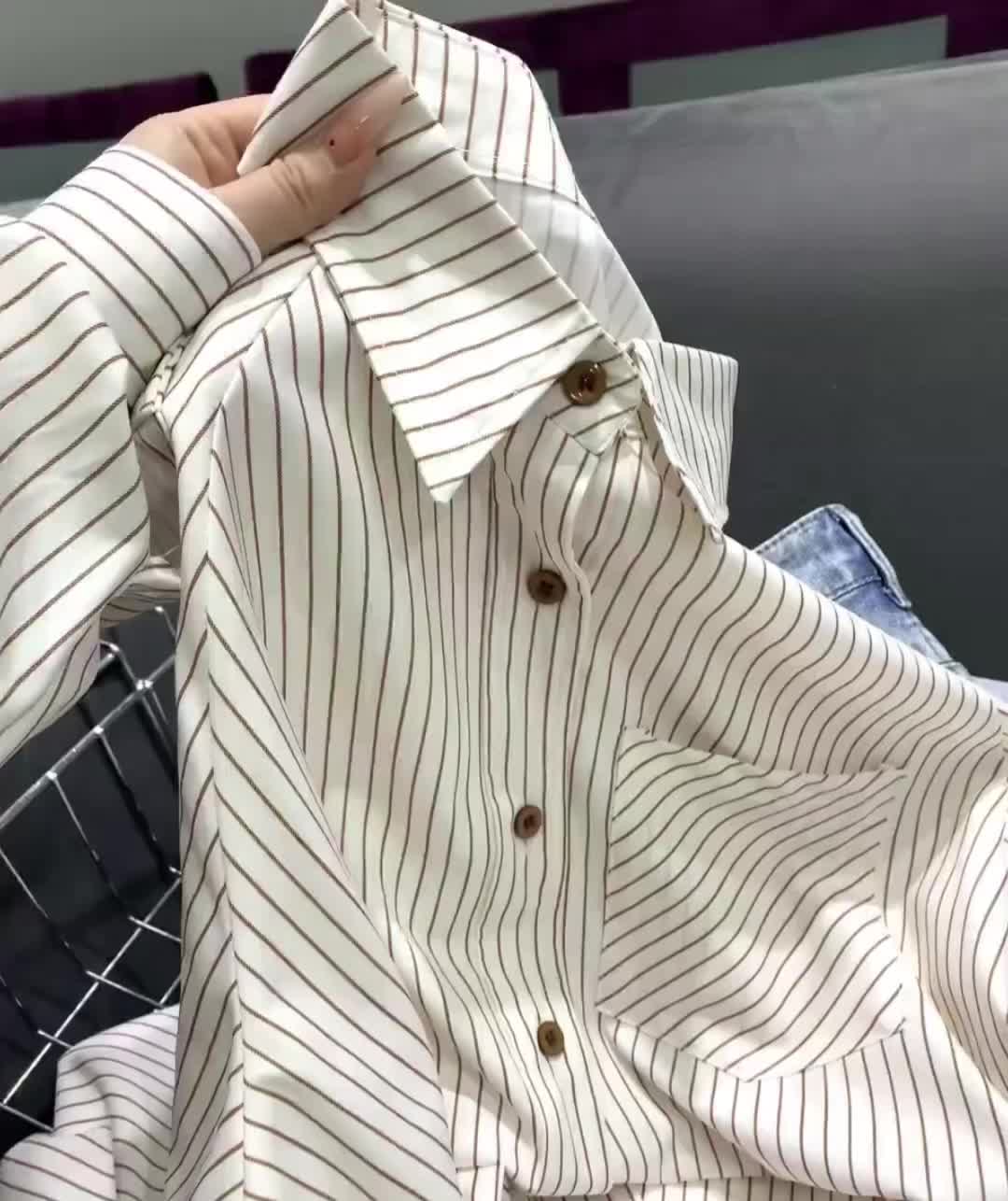 角角子!这件条纹衬衫我能穿一整年🤩 姐妹们,我不允许,还有人还没有拥有这一件衬衫,面料垂感强 感好打理,不易褶皱#衬衫 #条纹 #条纹控看过来 #早秋穿搭 #秋分