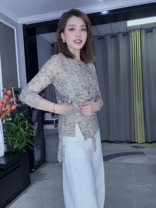 长大后才懂,每个人都在戴着面具前行。难言之隐藏在笑纹里,身不由己写在眼神中。说不出的心事,有人借酒麻痹,有人靠音乐治愈,有人把自己交给漫长的深夜,默默舔舐情绪的褶皱…#高级感穿搭 #优雅气质 #显瘦显高显气质 #网纱上衣