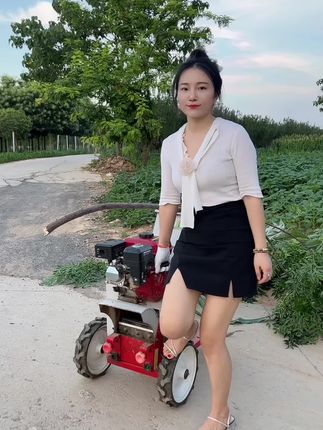 不需要电可以拉到地里用的树枝秸秆粉碎机,你绝对没用过,超便捷 #不用电的铡草机 #粉碎还田机 #树枝粉碎机 #便携式树枝秸秆粉碎机 #省时省力