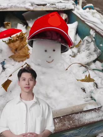 彩泥动物园 #橡皮泥手工 #儿童手工 #粘土手工 #手工制作
窗外一片洁白,屋里却热闹非凡,小朋友正专注地用彩泥捏着各种各样的小动物。她先取出黑色和白色彩泥,把白色揉成圆滚滚的球做熊猫身体,再揪一小块黑色捏成耳朵和眼圈,轻轻粘上去,一只憨态可掬的熊猫就成型了。接着换绿色彩泥,搓成长条当鳄鱼的身子,捏出尖尖的脑袋和短短的四肢,又用黑色点上眼睛,威风的小鳄鱼立刻活了过来。
从色彩鲜艳的鹦鹉,到浑身带刺的刺猬,再到蹦蹦跳跳的兔子、狡猾的狐狸,每一只小动物都倾注了她的心思。揉、搓、捏、粘、压,小手灵活地变换着动作,彩泥在掌心渐渐有了模样,连梅花鹿的鹿角、青蛙的脚趾都做得格外精致,没多久,九种形态各异的彩泥动物就摆满了桌面。
捏彩泥不仅让小朋友在雪天里收获了满满的快乐,还锻炼了动手能力和专注力,在构思动物造型、搭配颜色的过程中,想象力也得到了充分发挥。看着自己亲手捏成的“动物园”,小朋友成就感满满,也在趣味创作里学会了观察不同动物的特点,不知不觉中增长了知识。