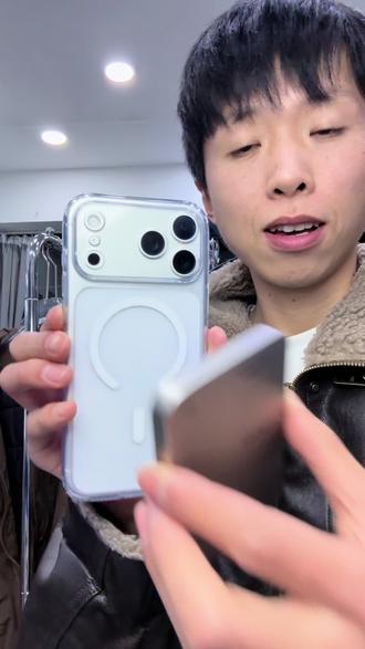 17 手机的壳不要用那些硬壳,建议你用软边硬背防摔防刮的手机壳。精孔带磁吸