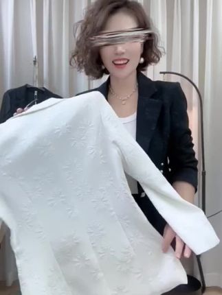 #姐妹们快来看看这件超美的小西服外套,它是那种提花刺绣的长袖设计,还是今年流行的轻奢风,穿上特别显气质,而且修身的版型能很好的修饰身材曲线,让你看起来更加优雅迷人。不管是上班通勤还是日常逛街,都很适合穿它,赶紧入手一件试试吧!