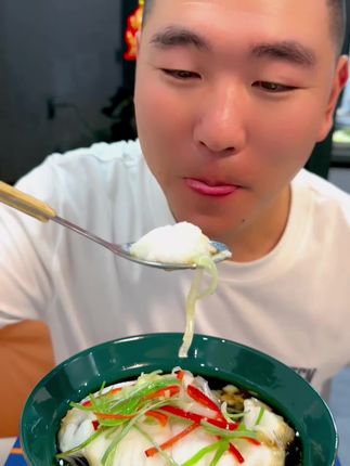 清蒸鳕鱼教程 简单易学的清蒸鳕鱼做法!吃到嘴里就像吃鸡蛋羹一样的嫩滑!还没有碎刺!#美食 #清蒸鱼 #鳕鱼