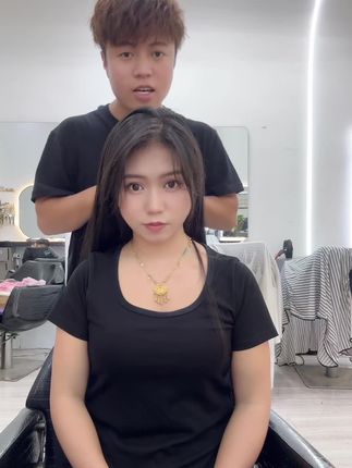 刚给三姐洗完头,顺便给你们推荐这款洗发水,适合控油蓬松香氛,干枯毛躁开叉,烫后染后,等发质,主要是价格给力,#懂你的发型师 #洗发水推荐 #沪兮女王洗发水 #头发护理 #强烈推荐