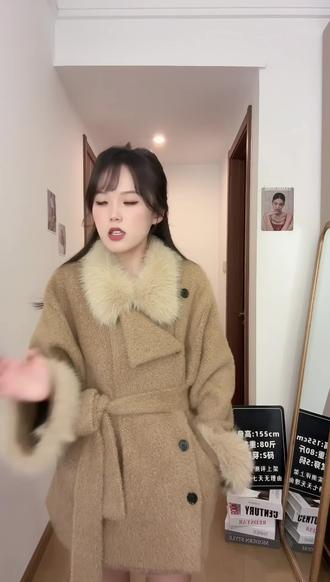 冬日氛围感加厚长款大衣!软糯加厚锁温超暖,利落版型显瘦不臃肿,长款拉满气场还显高,简约设计时尚洋气,日常通勤穿都超有范儿~
#冬季加厚大衣 #长款显瘦外套 #保暖洋气上衣 #冬日气质大衣 #通勤百搭外套