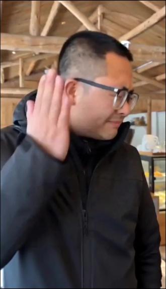 关于“中杯”的两种诠释。前一秒:我竟无言以对。下一秒:那就给你“中”杯!
#搞笑视频 #神反转#罗永浩#星巴克 #瀑布咖啡