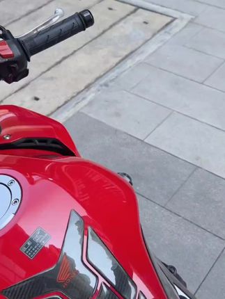带磁铁的油箱包,只要是铁油箱或者都可以吸住,方便实用,拿取东西方便#春风450sr #磁吸油箱包 #摩多狼油箱包
