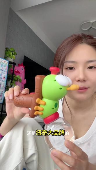 天呐!谁还没玩过这么好玩的电动小水枪!#纽奇水枪 #六一儿童节 #在玩一种很新的解压玩具 #上热门🔥
