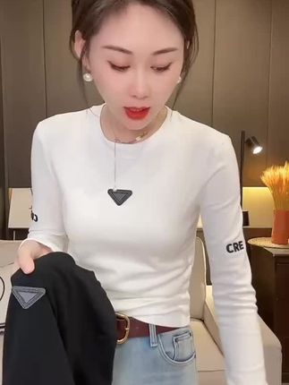 新款欧货时尚百搭显瘦定制袖字母气质打底衫#打底衫 #春秋穿搭 #小个子显高显瘦穿搭 #时髦穿搭 #上衣