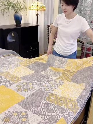 最近天气越来越热了,给大家推荐一款超舒服的四件套,它是纯棉的纱布面料,非常透气,特别适合夏天用!而且它的触感超级柔软,可以直接裸睡,喜欢的话就赶紧入手吧!#家纺床上用品 #视频同款在橱窗#面料柔软舒适 #高端大气 #夏被四件套