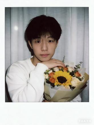 “收花不专属于女孩子 而属于被爱的人”#情人节 #总有人手捧鲜花为你而来 #男生也可以收到花 #豆包ai #豆包出大片有两把刷子 和鲜花拥抱ai 和鲜花合照 情人节鲜花合照