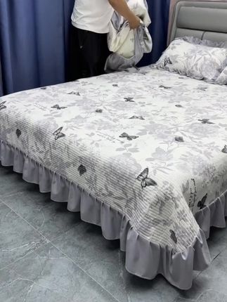 你家还在铺床单吗?我们家都是铺这种床盖,因为真的太省心了,你看它怎么揉搓都不会皱巴巴的,而且它的裙摆特别好看,铺在床上就像公主殿下一样。最重要的是它可以整条机洗,再也不用费劲整理床单了,简直就是懒人的福音啊!喜欢的朋友赶快点击下方链接下单吧!#床盖 #床盖三件套 #花边床盖 #居家好物 #无限回购的宝藏单品