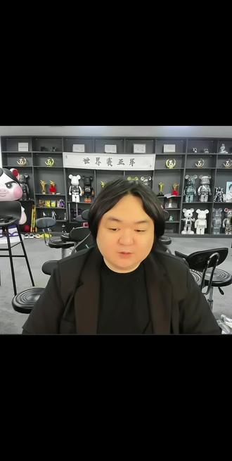 本以为180万被拿走会有情绪,结果伯哥全程笑着恭喜对手,当场兑现奖金就算了,还自掏腰包给兄弟们送福利。不甩锅、不抱怨,输得坦坦荡荡,赢也赢得光明磊落,不愧是飞车天花板、王者全能王,不止技术顶,人品和格局更是顶中顶!看了你的视频,我莫名地有点鼻酸。我既羡慕你有一群这么好的兄弟,我也佩服你一路走来,跌跌撞撞也不容易。我更嫉妒你因为不是每个人努力都会有这样的结果同时也嫉妒你打游戏的天赋,因为这个东西真的是天赋大于努力。也挺喜欢看你视频的小正、可杰、子墨、宗师、浅陌、士兵等只有1%的功劳,不过是锦上添花的点缀。真正的胜负手,是王者荣耀飞雪——他每局中那些细节点塔的极致操作,才配得上99%的功勋。细节见真神,点塔定乾坤。 全网真没几个主播敢像陈伯这么玩!砸百万奖金办王者全民挑战赛,敞开大门让各路高手来狙击,不搞暗箱操作、不护短、不怕输,敢拿真金白银接全网挑战,这份魄力和格局直接断层碾压。早年就是国服韩信路人王,跨游戏天赋封神,打比赛稳得住大局、扛得住全网狙击的压力,更难得是愿意给路人、小主播分流量、送福利。不是靠噱头博眼球,真拿诚意宠粉,陈伯永远是自带气场的天花板
#QQ飞车 #陈伯全能王 #陈伯直播回放
