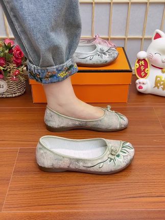 我自己留了一双这个鞋,软底软面穿上去很舒服很舒服,居家可以穿外出也可以穿。 #妈妈鞋 #舒适透气