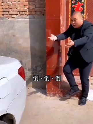 这个东西叫汽车保险杠防撞条,把它贴在车头车尾就能有效防止刮蹭了。像这种经常开车门就碰到旁边车子的尴尬情况,装上它之后就能轻松避免了。而且它是通用型的,不管什么车型都能用,不管是新手司机还是老司机,开车的时候难免会有些小剐蹭,所以提前准备好真的是有备无患#汽车好物 #防撞条