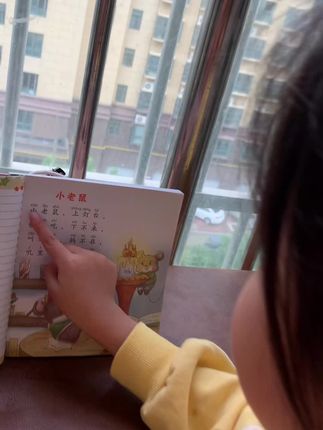 每天坚持给宝宝念#儿歌童谣,语言表达能力有更好。,知道选什么?推荐这本#儿歌三百首,每一首都朗朗上口,简单易懂,搭配彩图插画和拼音标注