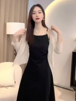 姐妹们,这个小套装真的太绝了,单穿吊带裙配披肩也好看!秋天这样穿真的美炸了,夏天也可以穿,绿色真的超级显白,而且很显瘦,面料也很舒服,不管是日常出门还是约会拍照都特别合适,关键是价格也不贵,喜欢的姐妹赶紧冲,错过可就没有了!#气质女神范儿 #甜美穿搭 #温柔风穿搭 #高级感穿搭 #减龄气质