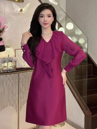 YUANBAO【风姿•Style】法式气质减龄款宽松返潮连衣裙多巴胺服装女 想要穿出法式气质,一定要试试这件黑色背带裙,它不仅减龄还显瘦,宽松的版型让你轻松驾驭各种身材,返潮又复古的设计更是凸显了你的时尚品味,无论是上班还是逛街都能穿的美美哒。#轻熟风穿搭 #复古连衣裙 #法式风格 #宽松版型 #复古连衣裙