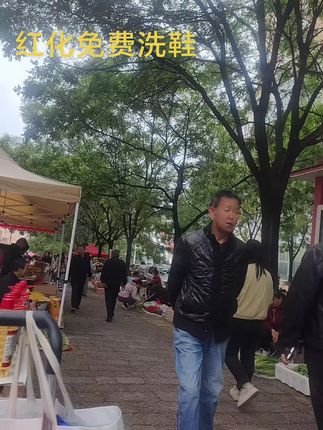 #上热门话题🔥🔥🔥 家里的网鞋运动鞋帆布鞋,洗完发黄氧化的都拿过来免费体验#记录摆摊生活 @@陕北箐箐姐(摆地摊刷鞋)