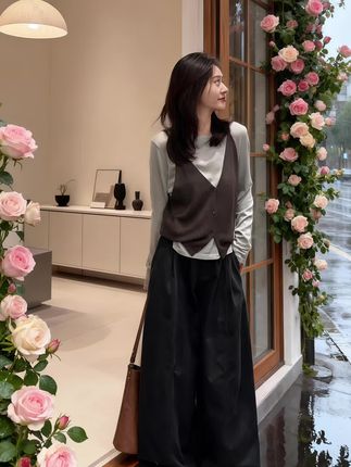 妹们,我不允许还有人没发现这套宝藏穿搭!2025秋季新款韩系套装一整个爱住了。这针织马甲搭配长袖T恤,慵懒感直接拉满,穿上它你就是韩剧女主角。而且超级百搭,随便配条阔腿裤,时髦精就是你。不管是逛街还是上班,这套衣服都能让你轻松成为焦点。姐妹们可别错过啦!#早秋穿搭三分钟出门不是梦 #秋天变时髦就从韩系穿搭开始 #通勤穿搭万能配色公式 #早秋冷冽又随性的气质穿搭 #如何通过穿搭摆脱路人感