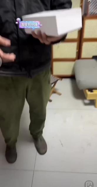 骏良介绍日历,笑点频出,貌似日历上有每个狗狗的生日信息哦#骏良 #骏良的狗 #骏良日历 #治愈 #萌宠出道计划