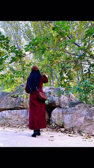 🌹 “内心丰盛的女性,本就不需被外界标价。
她安然自处,并非因为匮乏,而是早已活成自己的港湾。那份沉静并非疏离,是精神已筑起完整家园;她的节奏不随人潮,是因为内心自有钟摆。
她活得丰盈
物质能给的快乐她懂得,却更迷恋精神扎根的扎实感。消费与潮流掠过生活,而她专注喂养自己的灵魂。
她见过虚实
掌声与冷落都曾是客,如今只留一方天地滋养真心热爱。不晒繁华,不证价值,静默生长即是全部答案。
她能自我滋养
书页间有星河,茶香里有春秋。孤独是她肥沃的土壤,安静是她听得见的生长声。
她懂得选择
人世的热闹与冷清,不过风景各异。她已学会只让契合的能量流入生命,其余皆礼貌谢绝。
所以,别想定义。
她早已是自己的坐标系。
世界予她标签,她还世界以深广的沉默——那沉默里自有万籁”~#女性文案 #自信的女人自带光芒 #真诚且坦荡 #背影 #努力成为更好的自己加油