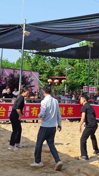 毛洋洋摔跤再添猛将,她就是新晋女将漯河一姐贾乐怡,实力炸裂比陈娜更猛,堪称顶级女摔跤手,从今往后,毛洋洋摔跤团队坐拥陈娜+漯河一姐两大王牌,战力直接拉满,横扫赛场指日可待🔥