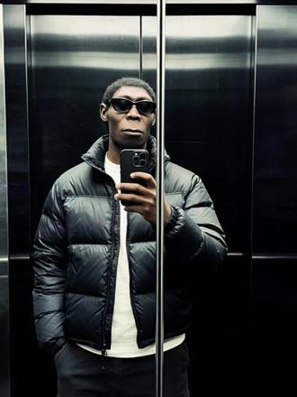 戴黑墨镜配小平头ai指令教程来啦! #豆包ai #豆包P图已经nextlevel了 #电梯对镜拍 #墨镜一戴谁也不爱