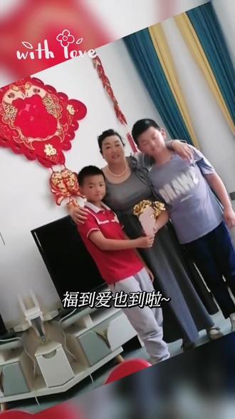 母亲节收红包礼物朋友圈文案(多风格直接复制)
温柔走心款
1. 母亲节的惊喜已签收✨ 被爱包围的日子,幸福感满满❤️
2. 收到孩子们的爱与仪式感,岁岁年年,温暖常伴🌷
3. 不负时光,感恩被爱,母亲节快乐,做个幸福的妈妈~
简约低调款
1. 母亲节限定宠爱🎁 心怀感恩,岁岁安康
2. 礼物已收,爱意满满,平凡日子里的小惊喜💐
3. 被惦记、被宠爱,就是最好的节日礼物
俏皮可爱款
1. 喜提母亲节红包+礼物🎀 正式成为幸福小富婆一枚~
2. 节日快乐!收获满满的爱和红包,太幸福啦🥳
3. 承蒙孩子们厚爱,母亲节仪式感拉满✅
感恩治愈款
1. 生活需要仪式感,谢谢我的小宝贝们,平凡的日子被温柔以待🌿
2. 年年母亲节,岁岁有惊喜,感恩遇见,感恩陪伴💖
3. 收到满满的心意与宠爱,往后余生,只愿平安喜乐✨
我可以帮你搭配一句文案+合适的表情,直接帮你成品一条,要不要我按你的语气定制一条?母亲节收红包礼物朋友圈文案(多风格直接复制)
温柔走心款
1. 母亲节的惊喜已签收✨ 被爱包围的日子,幸福感满满❤️
2. 收到孩子们的爱与仪式感,岁岁年年,温暖常伴🌷
3. 不负时光,感恩被爱,母亲节快乐,做个幸福的妈妈~
简约低调款
1. 母亲节限定宠爱🎁 心怀感恩,岁岁安康
2. 礼物已收,爱意满满,平凡日子里的小惊喜💐
3. 被惦记、被宠爱,就是最好的节日礼物
俏皮可爱款
1. 喜提母亲节红包+礼物🎀 正式成为幸福小富婆一枚~
2. 节日快乐!收获满满的爱和红包,太幸福啦🥳
3. 承蒙孩子们厚爱,母亲节仪式感拉满✅
感恩治愈款
生活需要仪式感,谢谢我的小宝贝们,平凡的日子被温柔以待🌿