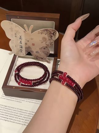随手买的石榴红三圈手链,被追着问链接!三圈叠戴自带层次感,红石榴超显白#手串 #仙女必备