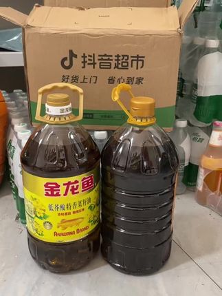 金龙鱼菜籽油,芥酸含量远低于国家标准,让每一餐都吃得更安心。烟点高的特性,让炒菜时油烟更少,厨房时刻保持清爽不呛人。无论是大火快炒的锅气十足,小火慢煎的细致入味,还是凉拌调味的清爽口感,它都能完美适配,轻松满足多样烹饪需求。用它做菜,食材的鲜香丝丝入扣;炸出来的食物金黄诱人,外酥里嫩还不腻口;凉拌时更是清爽开胃,全家老小都爱吃。5L大容量装,耐用又实惠,性价比超高。选食用油不用再纠结,选它准没错! #菜籽油 #食用油 #金龙鱼 #厨房好物 #菜籽油压榨过程 @Dou+🔥上热门🔥